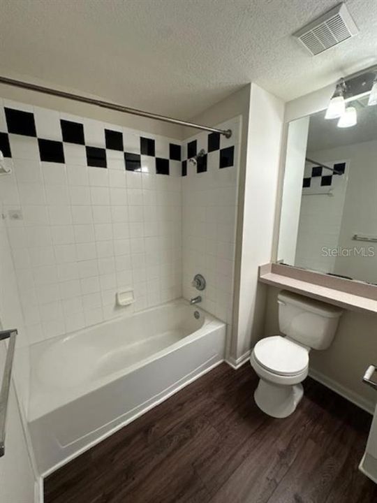 合同活跃: $3,150 (3 贝兹, 2 浴室, 1451 平方英尺)