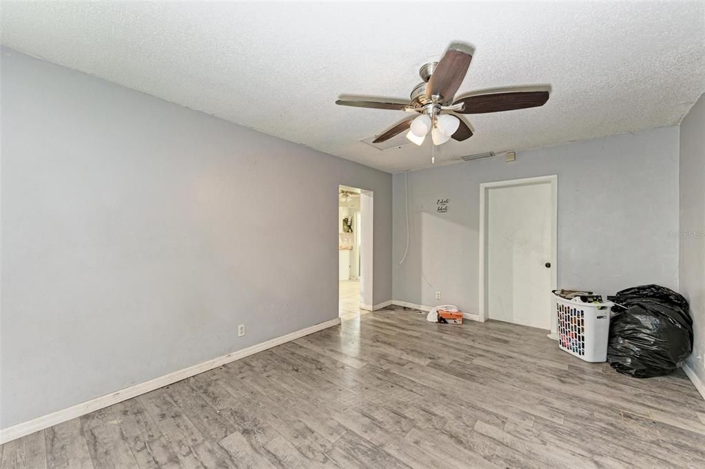 Recently Sold: $185,000 (3 beds, 1 baths, 1121 Square Feet)