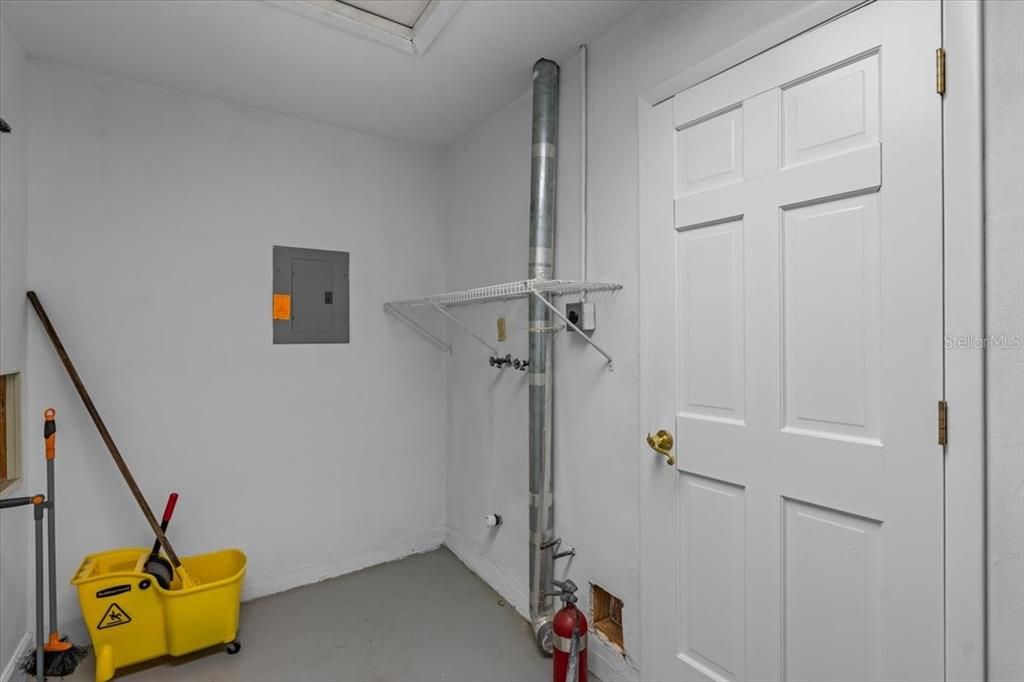 Active With Contract: $258,000 (2 beds, 2 baths, 1062 Square Feet)