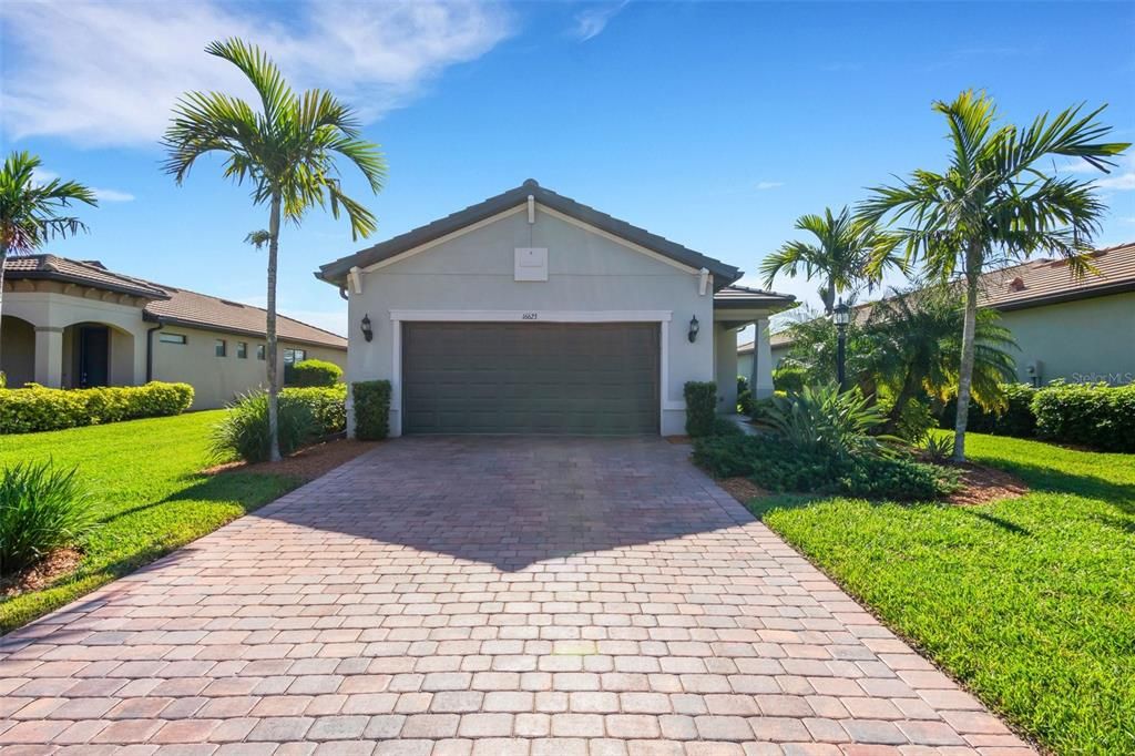 Recently Sold: $650,000 (3 beds, 2 baths, 1572 Square Feet)