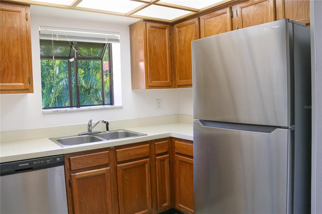 Active With Contract: $1,500 (1 beds, 1 baths, 750 Square Feet)