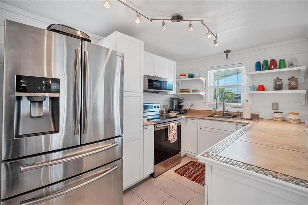 Recently Sold: $220,000 (2 beds, 2 baths, 992 Square Feet)