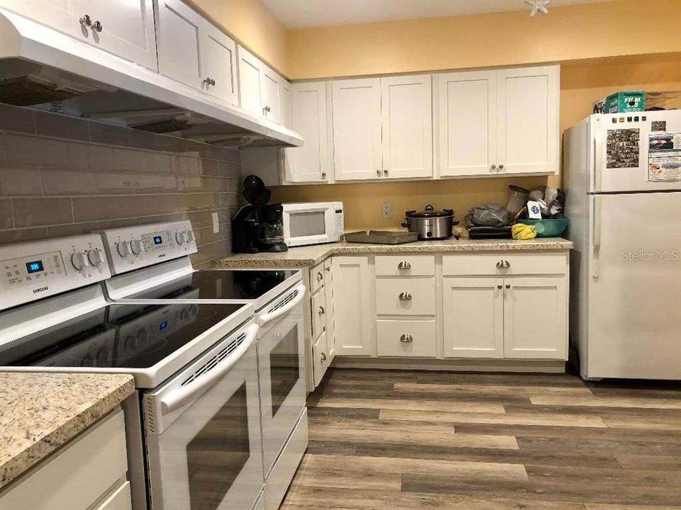 Active With Contract: $164,000 (1 beds, 1 baths, 646 Square Feet)