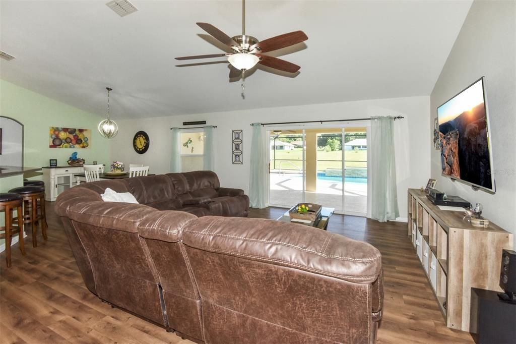 Spacious Greatroom To Covered Lanai