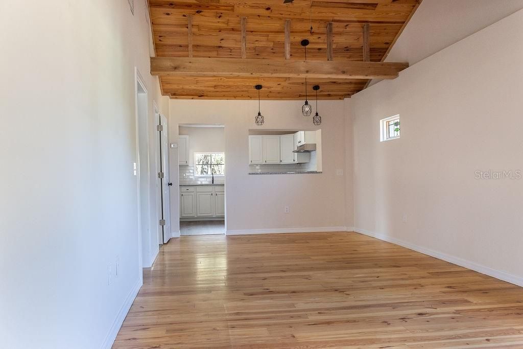 Active With Contract: $1,650 (2 beds, 1 baths, 990 Square Feet)