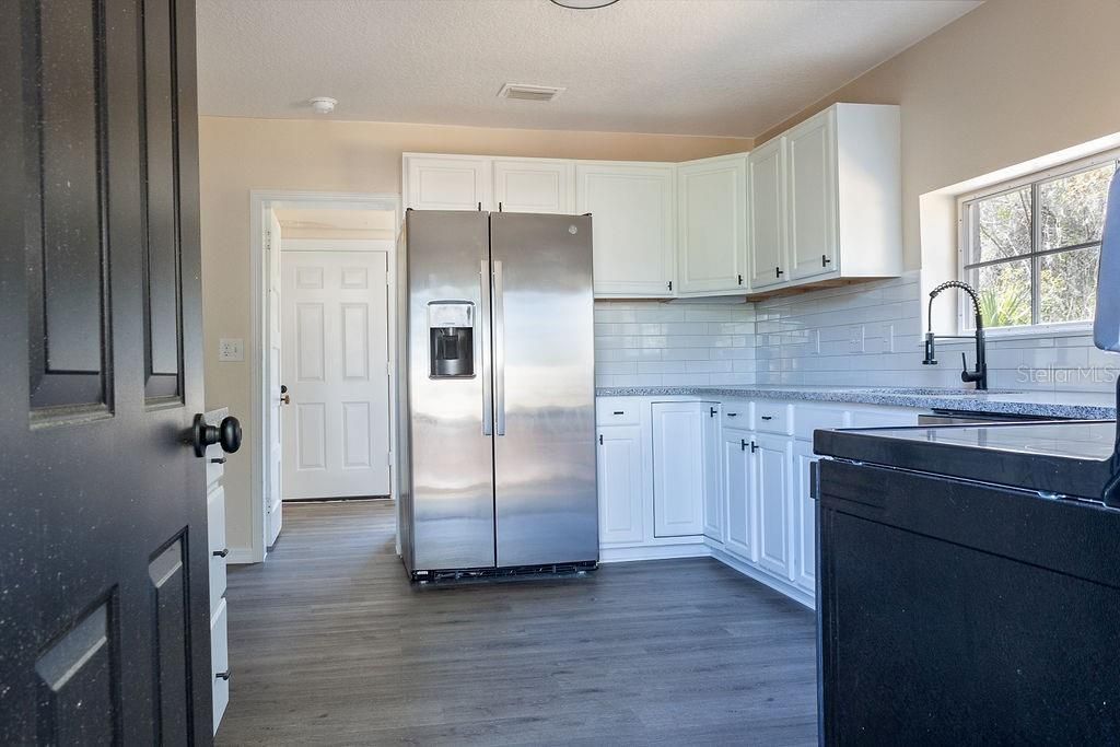 Active With Contract: $1,650 (2 beds, 1 baths, 990 Square Feet)
