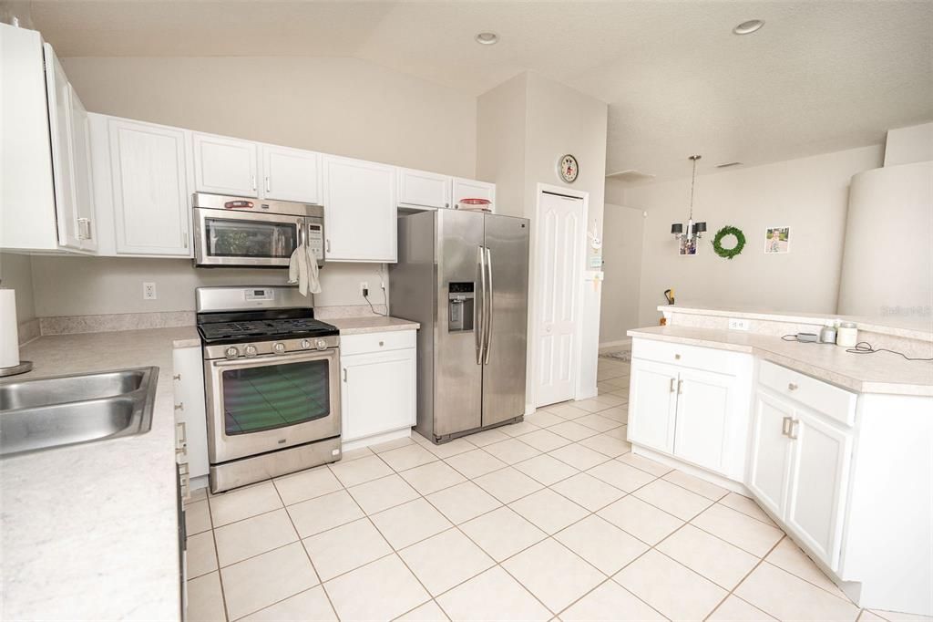 Active With Contract: $419,900 (3 beds, 2 baths, 1678 Square Feet)