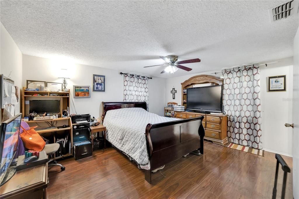 Kingsize bed in master bedroom.