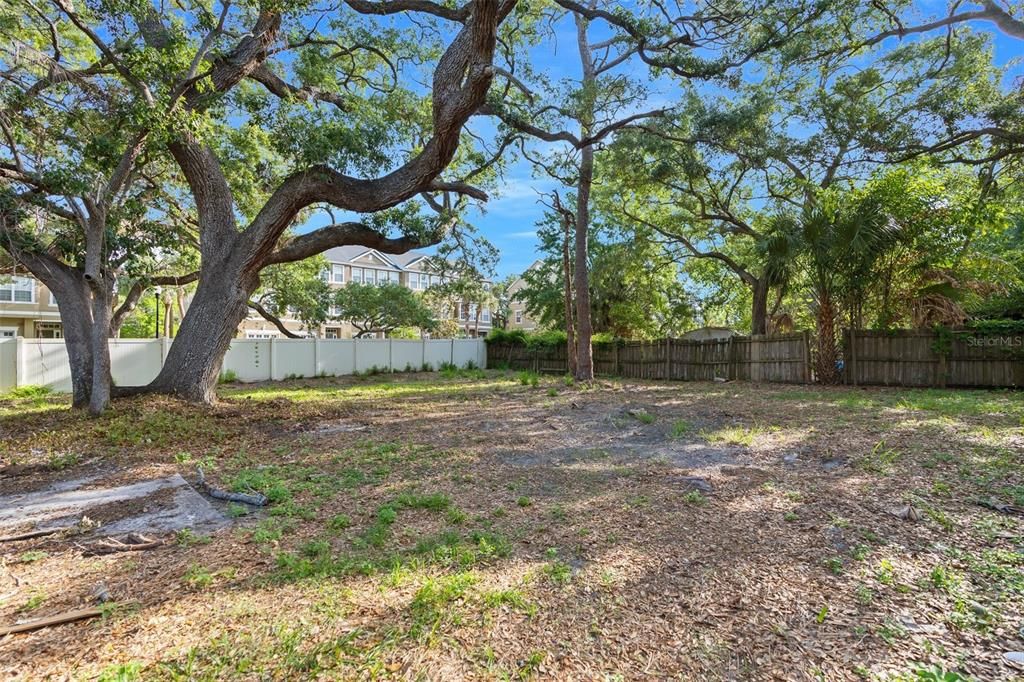 Active With Contract: $310,000 (3 beds, 1 baths, 922 Square Feet)