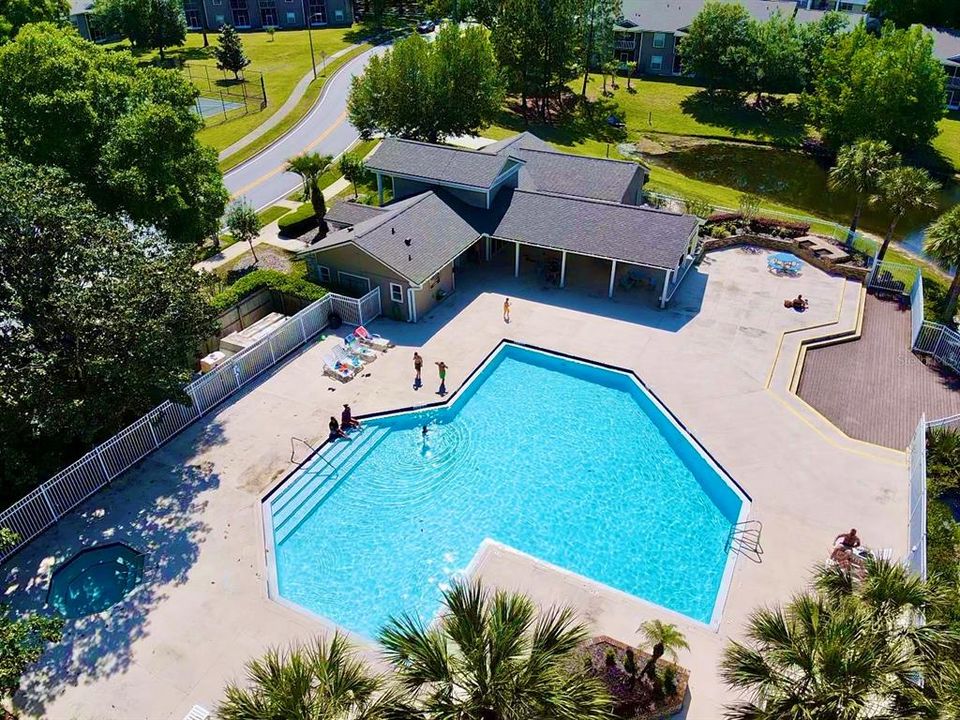 Clubhouse Amenities: Pool, Social Room, Gym, BBQ/Picnic Area, Jacuzzi