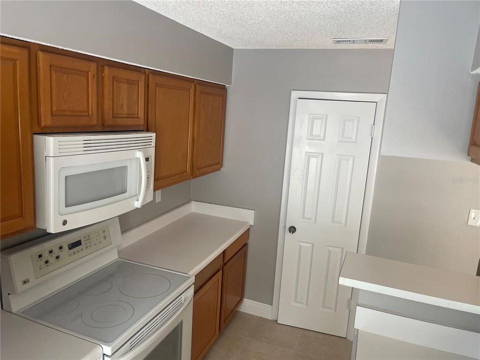 Active With Contract: $165,000 (2 beds, 2 baths, 1060 Square Feet)