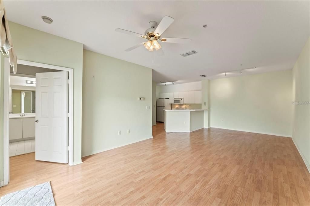 For Sale: $185,000 (1 beds, 1 baths, 832 Square Feet)