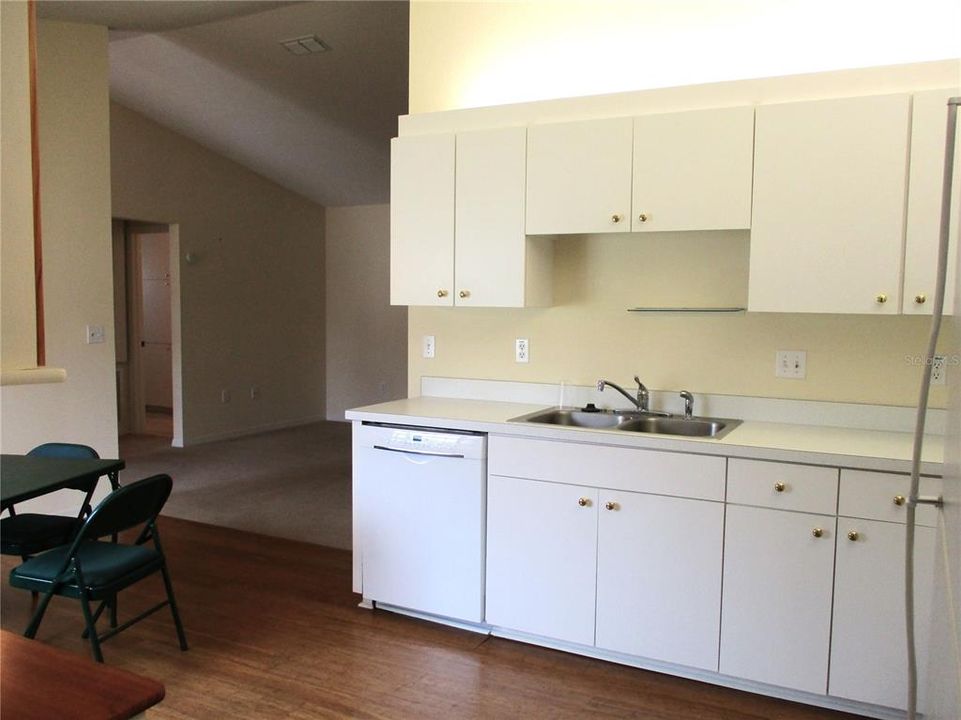 For Sale: $225,000 (2 beds, 2 baths, 1136 Square Feet)