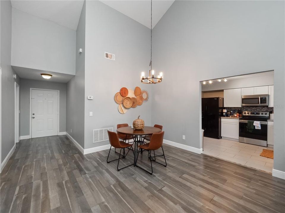 Recently Sold: $350,000 (3 beds, 2 baths, 1282 Square Feet)
