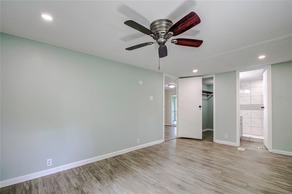 Active With Contract: $199,900 (3 beds, 2 baths, 1248 Square Feet)