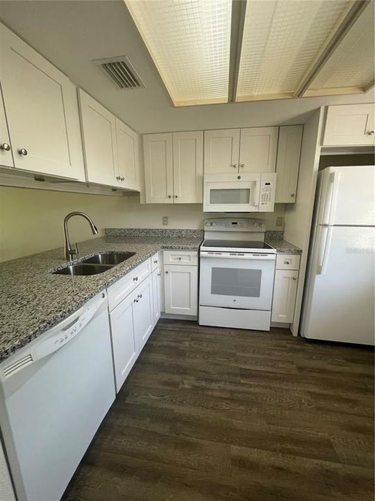 Active With Contract: $175,000 (2 beds, 2 baths, 879 Square Feet)