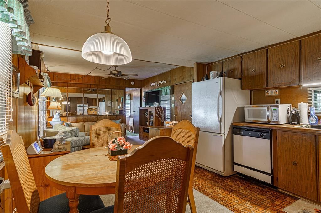 Active With Contract: $99,900 (2 beds, 2 baths, 720 Square Feet)