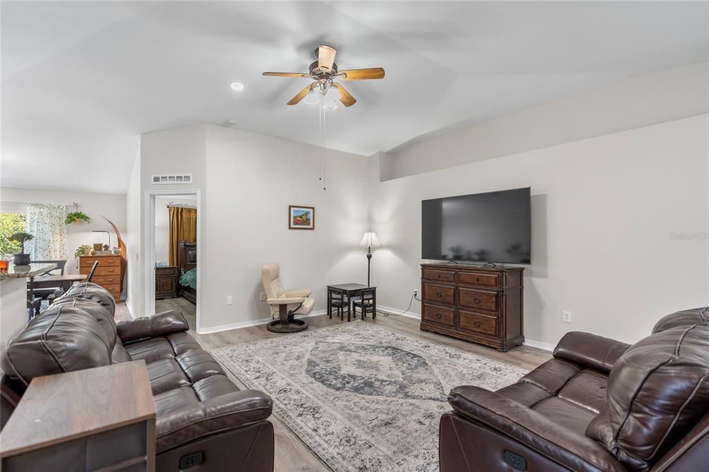 Active With Contract: $355,000 (3 beds, 2 baths, 1612 Square Feet)