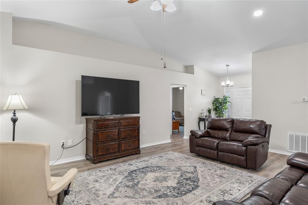 Active With Contract: $355,000 (3 beds, 2 baths, 1612 Square Feet)