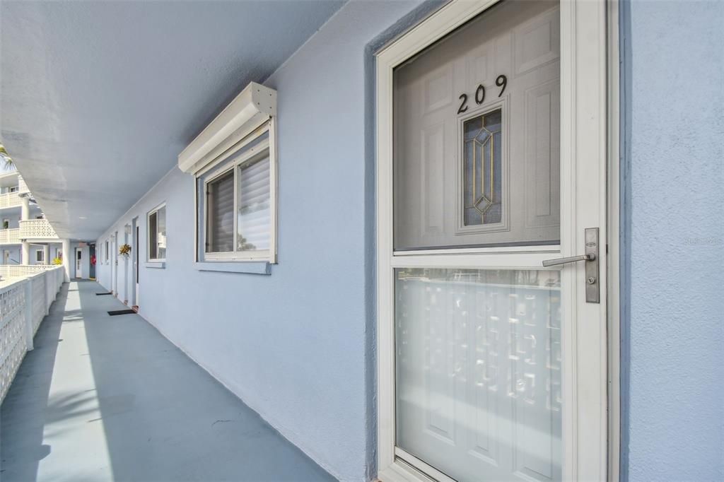 For Sale: $349,900 (2 beds, 2 baths, 1005 Square Feet)