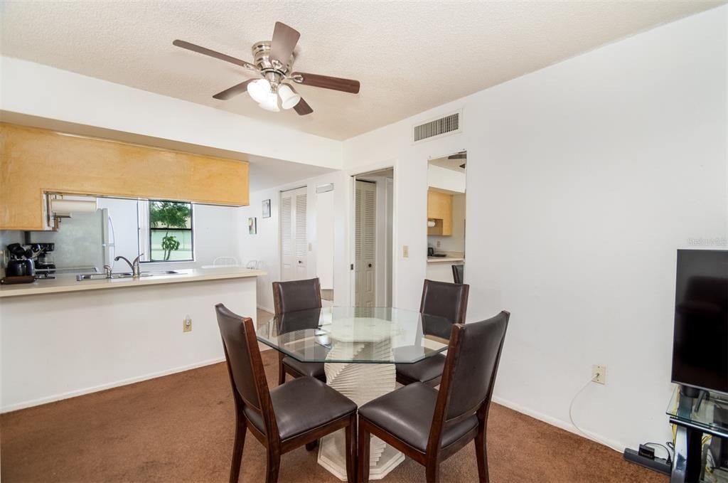 For Sale: $205,000 (2 beds, 2 baths, 879 Square Feet)