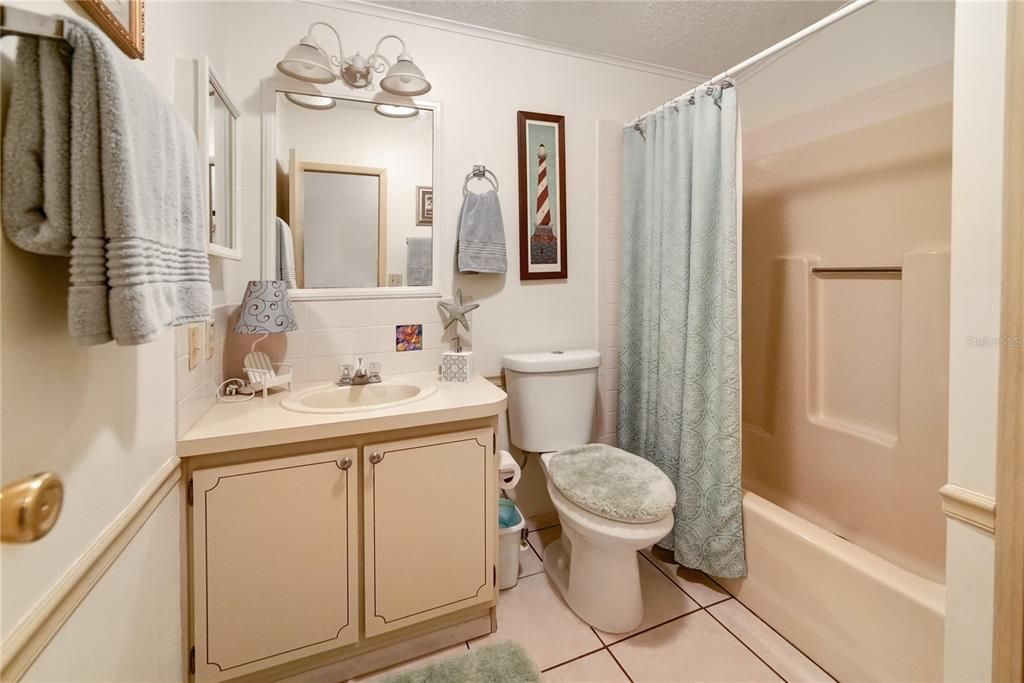 待售: $230,000 (2 贝兹, 2 浴室, 1040 平方英尺)