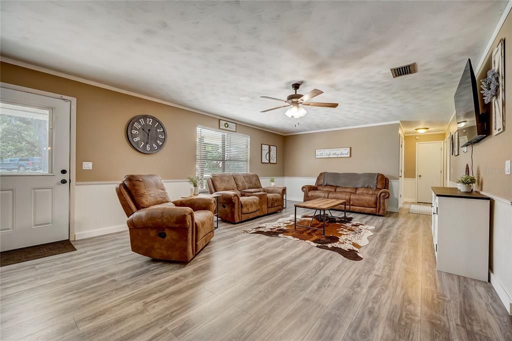 Active With Contract: $349,900 (2 beds, 2 baths, 1232 Square Feet)