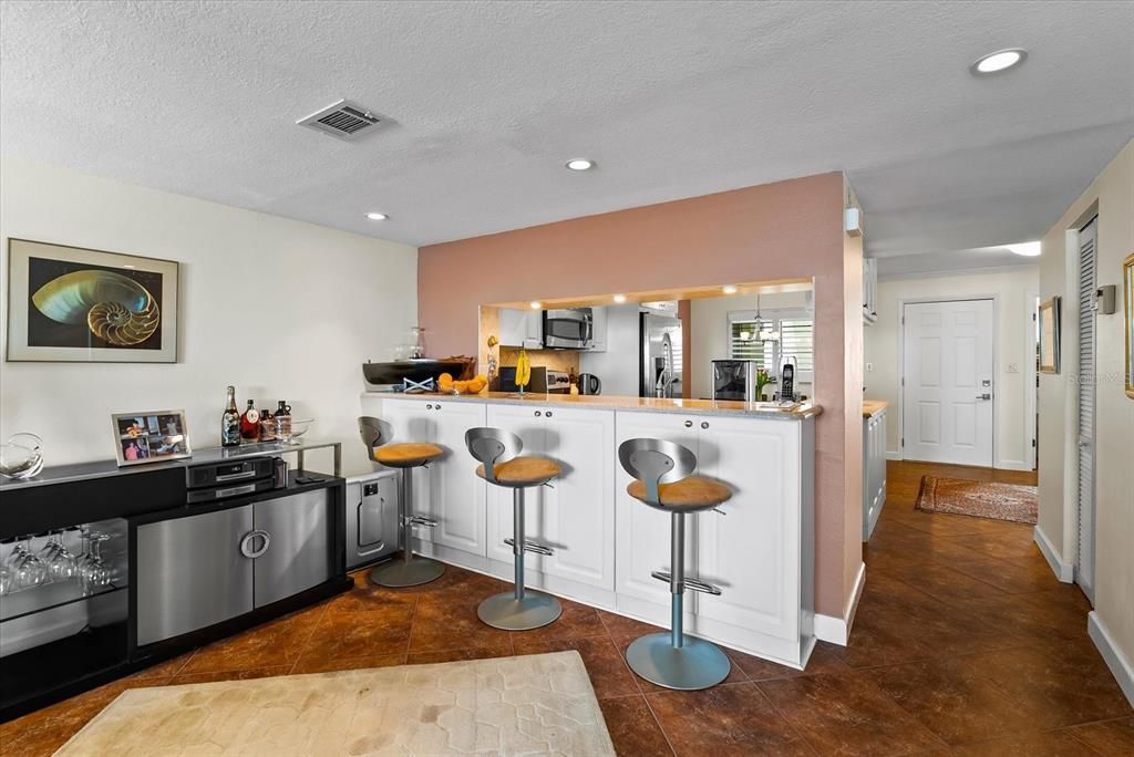 Recently Sold: $649,000 (2 beds, 2 baths, 1220 Square Feet)