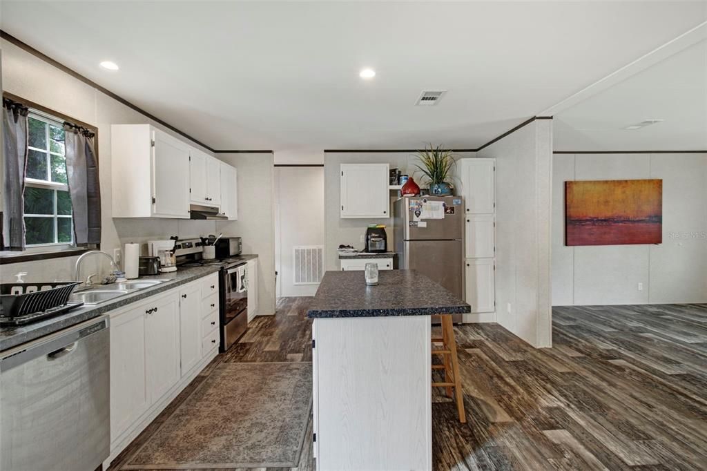 For Sale: $265,000 (3 beds, 2 baths, 1512 Square Feet)