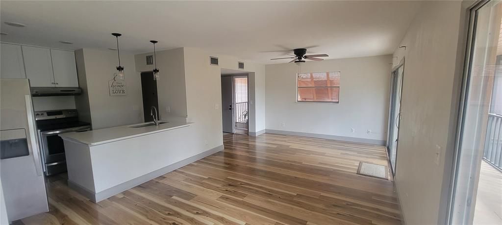For Sale: $199,500 (2 beds, 2 baths, 897 Square Feet)