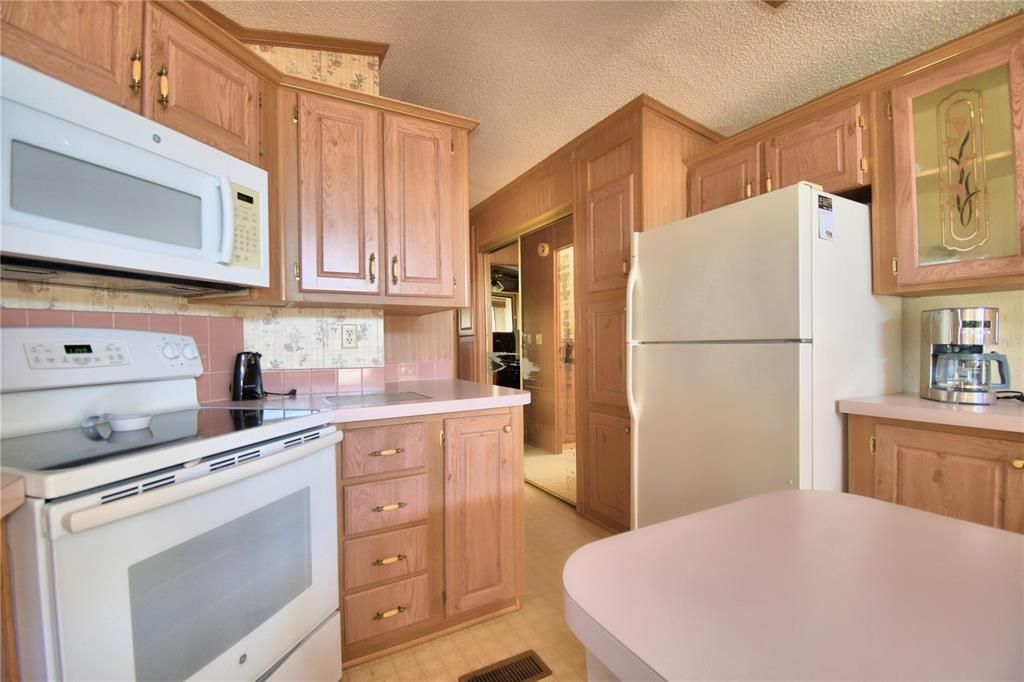 For Sale: $129,900 (1 beds, 2 baths, 960 Square Feet)
