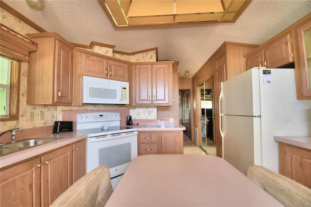 For Sale: $129,900 (1 beds, 2 baths, 960 Square Feet)