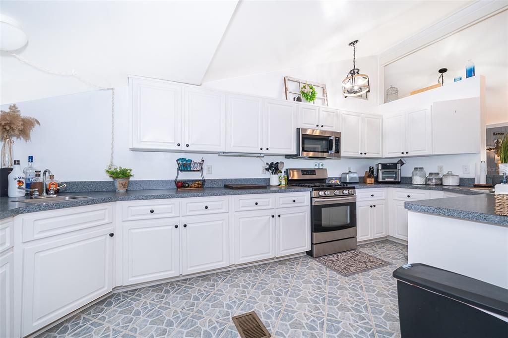 For Sale: $549,990 (3 beds, 2 baths, 1564 Square Feet)