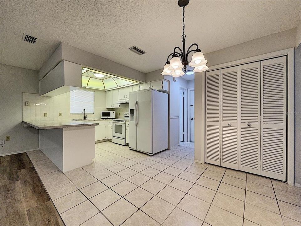 Active With Contract: $1,895 (3 beds, 2 baths, 1610 Square Feet)