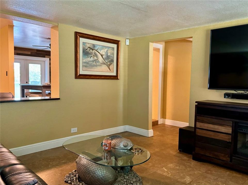 For Sale: $349,000 (2 beds, 1 baths, 1108 Square Feet)