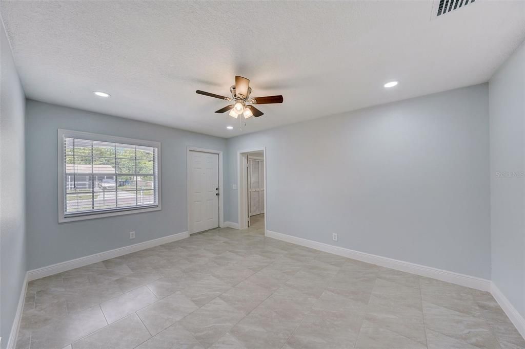 Recently Sold: $350,000 (3 beds, 2 baths, 1245 Square Feet)