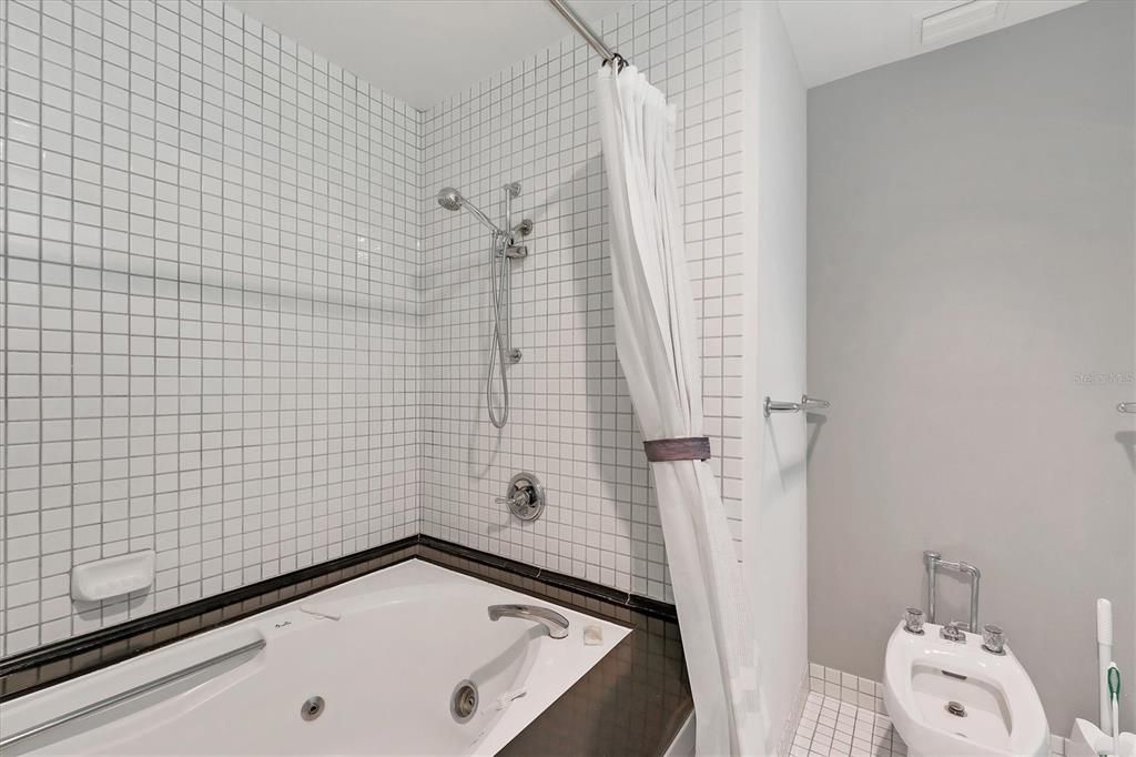 For Sale: $1,149,500 (2 beds, 2 baths, 1293 Square Feet)