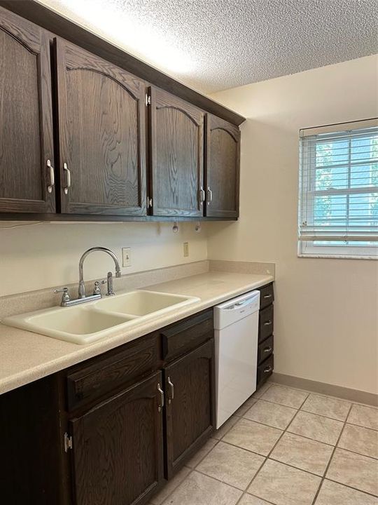 For Sale: $129,900 (2 beds, 2 baths, 897 Square Feet)