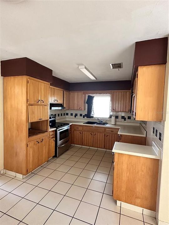 For Sale: $179,900 (2 beds, 1 baths, 1379 Square Feet)