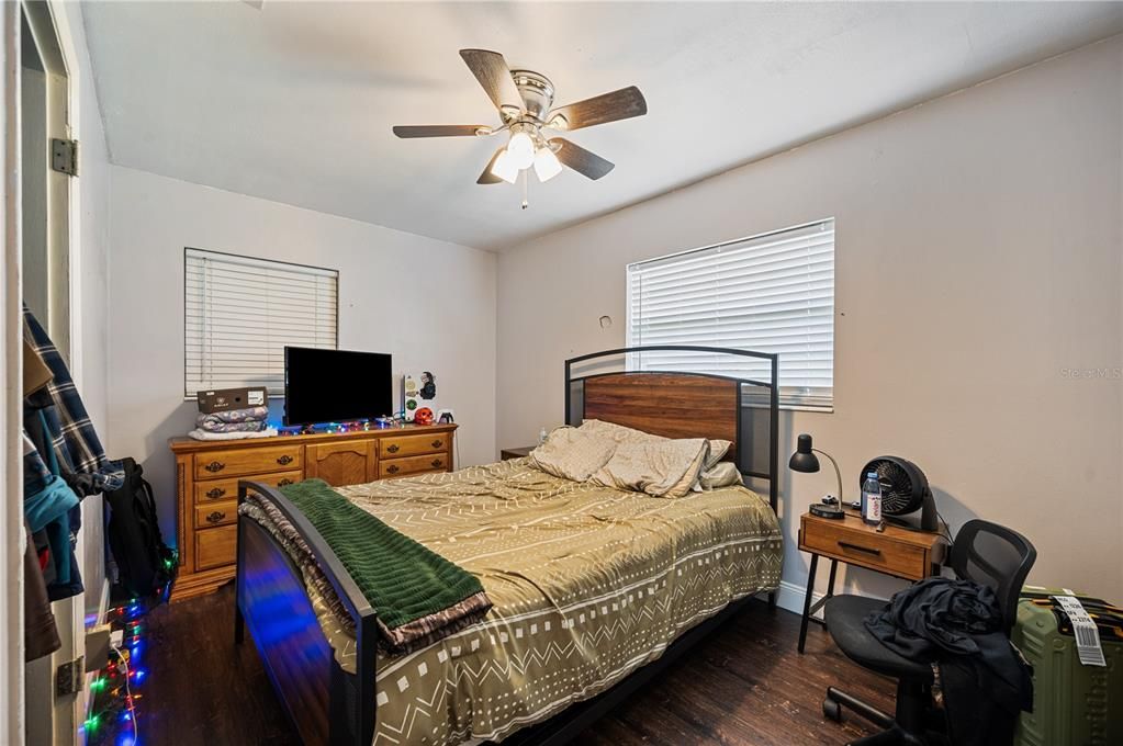 For Sale: $210,000 (2 beds, 1 baths, 912 Square Feet)