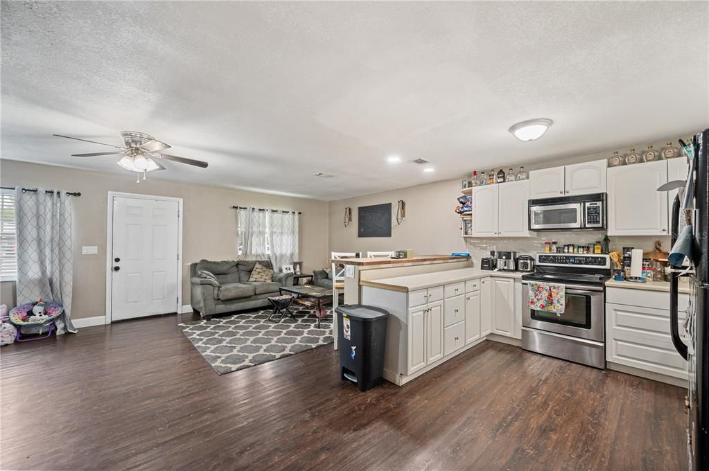 Active With Contract: $210,000 (2 beds, 1 baths, 912 Square Feet)