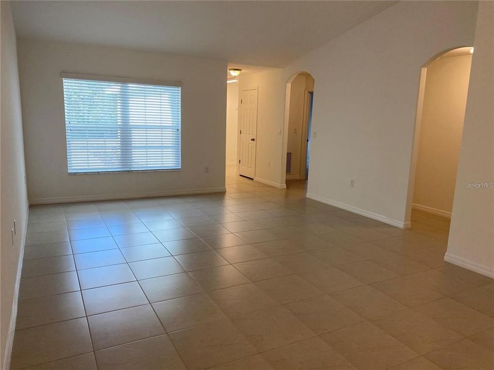 For Rent: $1,800 (4 beds, 2 baths, 1524 Square Feet)