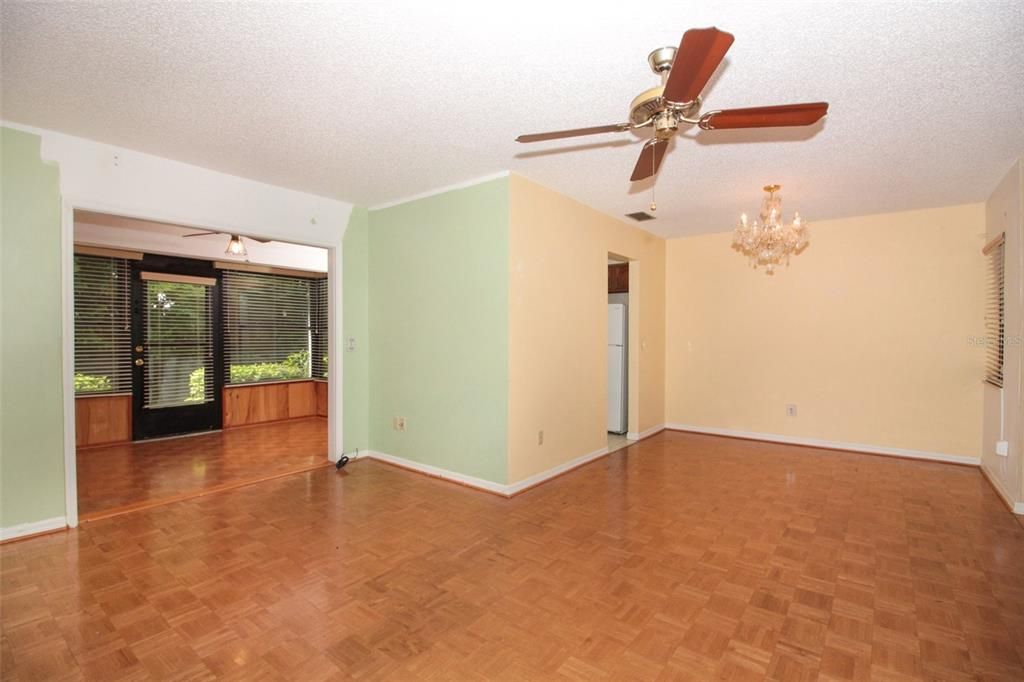For Sale: $150,000 (1 beds, 1 baths, 944 Square Feet)