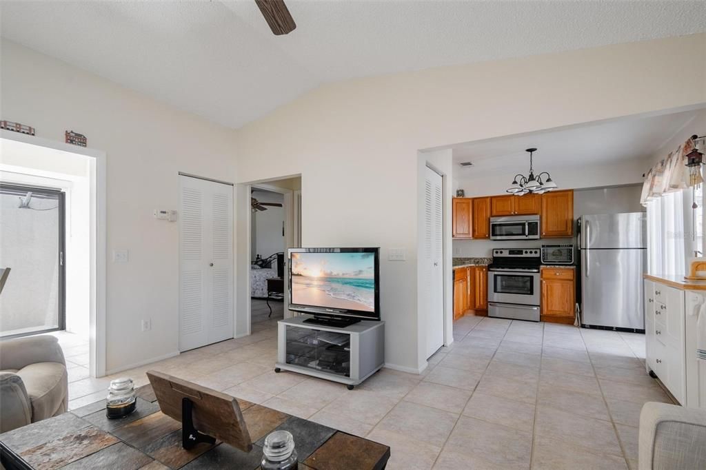 Active With Contract: $185,900 (2 beds, 2 baths, 912 Square Feet)