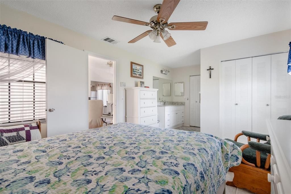 Active With Contract: $185,900 (2 beds, 2 baths, 912 Square Feet)