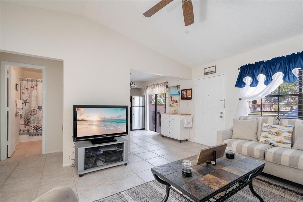 Active With Contract: $185,900 (2 beds, 2 baths, 912 Square Feet)