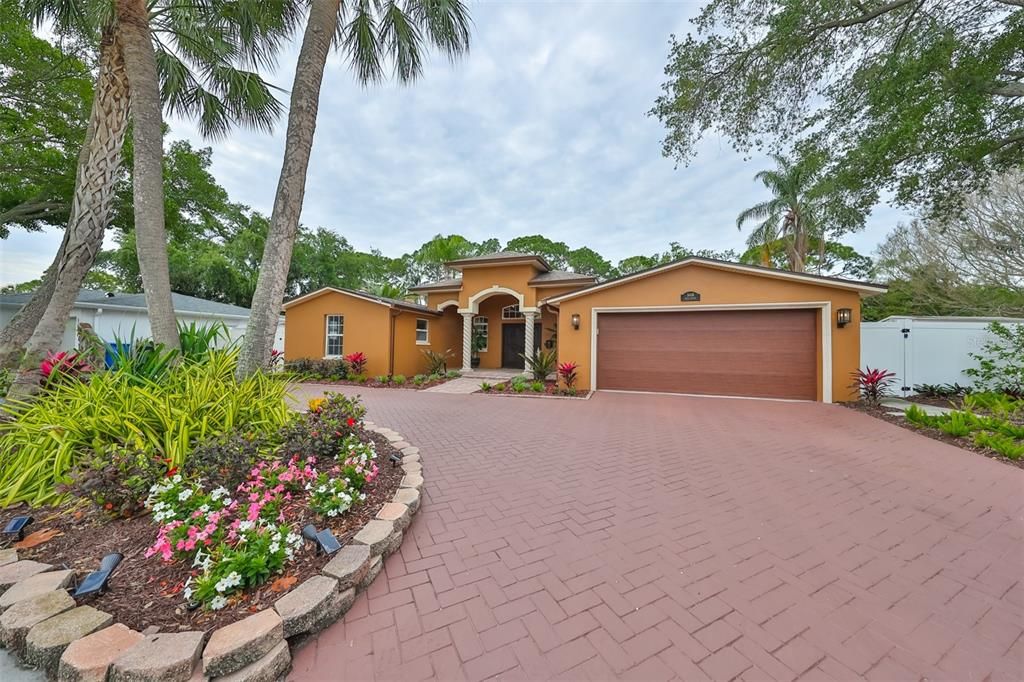 For Sale: $879,900 (3 beds, 2 baths, 2289 Square Feet)