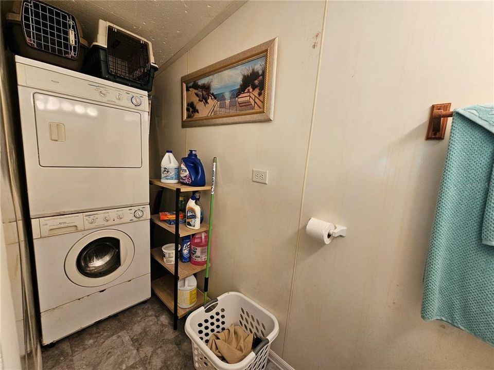 For Sale: $94,900 (2 beds, 1 baths, 865 Square Feet)