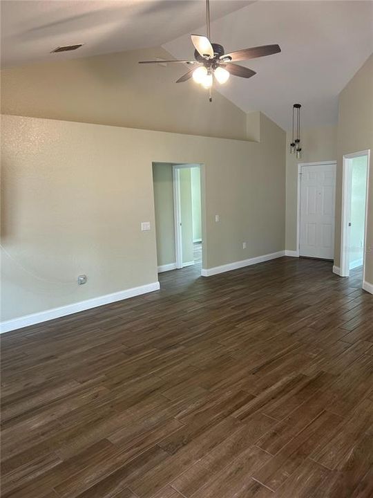 Active With Contract: $424,900 (4 beds, 2 baths, 1552 Square Feet)