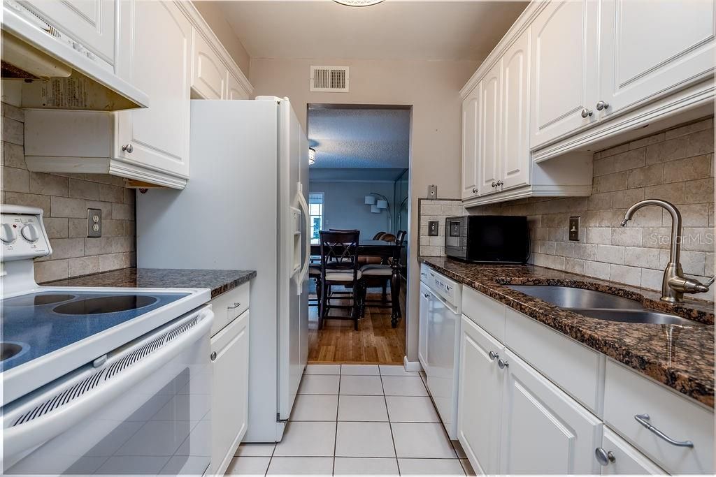 For Sale: $199,500 (2 beds, 1 baths, 1212 Square Feet)